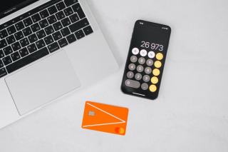 Relevé de compte bancaire et calculatrice posés sur un bureau