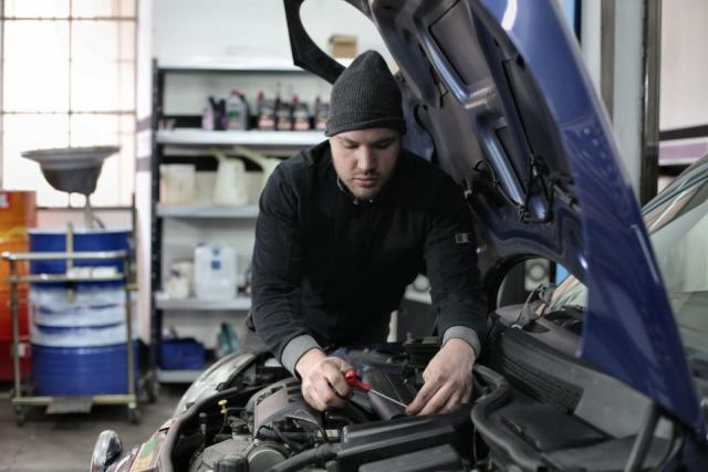 Réparer sa voiture soi-même : guide des garages libre-service Comment réparer sa voiture soi-même dans un garage libre-service