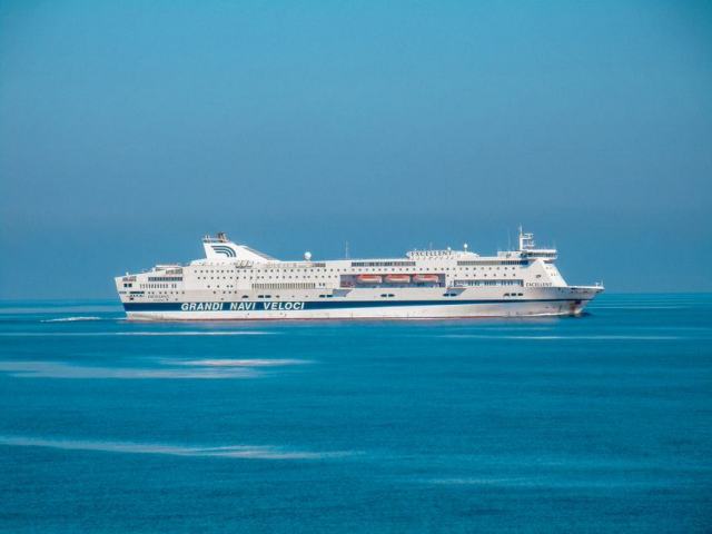 Traversée en ferry vers la Corse : réserver au meilleur prix Ferry blanc en pleine mer Méditerranée par temps calme