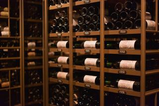 Bouteilles de grands crus couchées dans une cave de garde