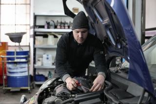 Réparer sa voiture soi-même : le guide des garages libres-service